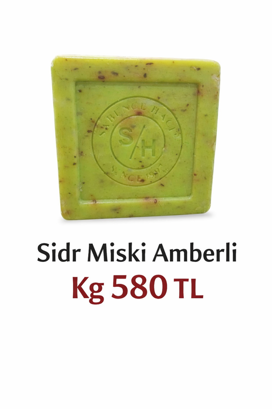 Sidr Miski Amberli — Doğal Bakımın En Yoğun Hali

Sidr ağacı yapraklarının arındırıcı gücü, miskin ferahlatıcı kokusu ve amberin sıcak notalarıyla birleşti.
Cildi nazikçe temizlerken doğal nem dengesini korumaya yardımcı olur. Düzenli kullanımda